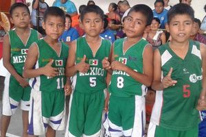 Becan a niños triquis en Alemania por buen desempeño