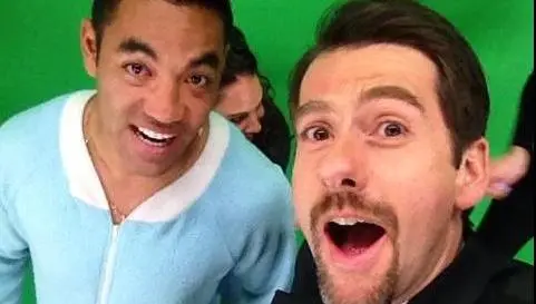 Marco Fabián se pone 'mameluco' para la televisión