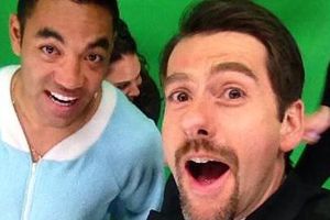 Marco Fabián se pone 'mameluco' para la televisión