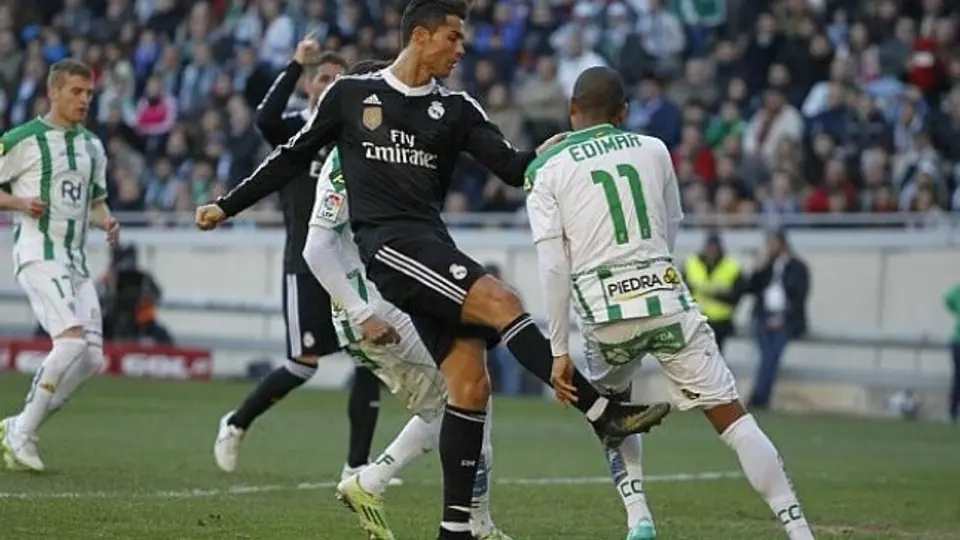 Cristiano pierde la cabeza, pero el Madrid vence al Córdoba