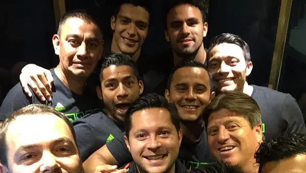 Jugadores del Tri se quedan atrapados en elevador