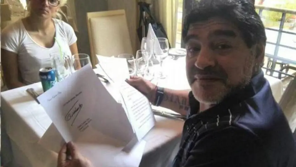 Fidel Castro envía carta a Maradona y desmiente rumores sobre su muerte