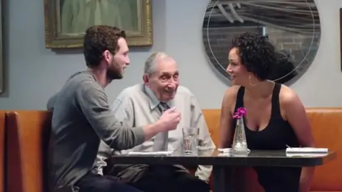 Abuelo ayuda a su nieto a conseguir citas en Tinder