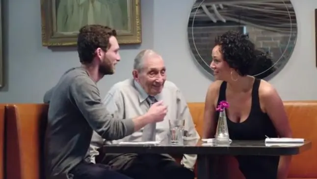 Abuelo ayuda a su nieto a conseguir citas en Tinder