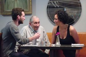 Abuelo ayuda a su nieto a conseguir citas en Tinder