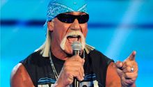 'Es un crimen despedir a un deportista por su sexualidad': Hulk Hogan
