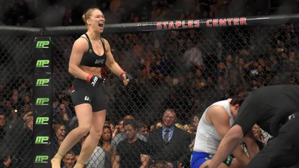 Ronda Rousey retiene el título peso gallo en 14 segundos
