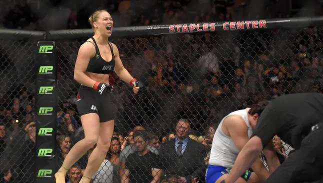 Ronda Rousey retiene el título peso gallo en 14 segundos