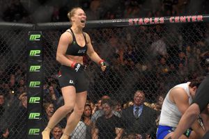 Ronda Rousey retiene el título peso gallo en 14 segundos