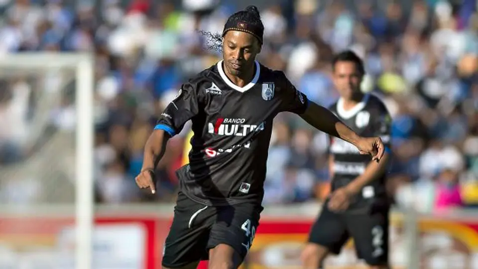 Ronaldinho presume regalo de LeBron James