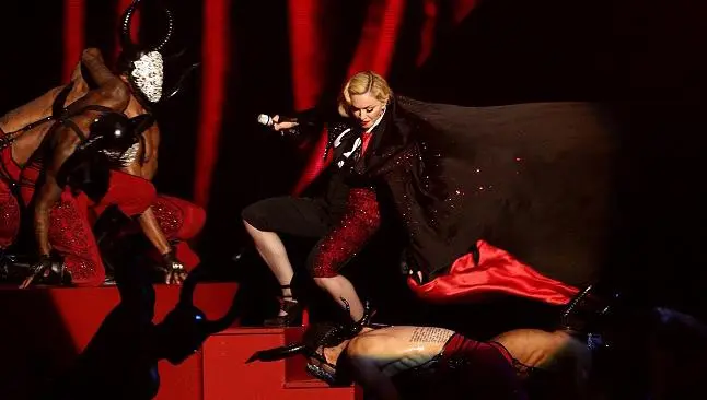 Caída de Madonna causa furor en redes sociales