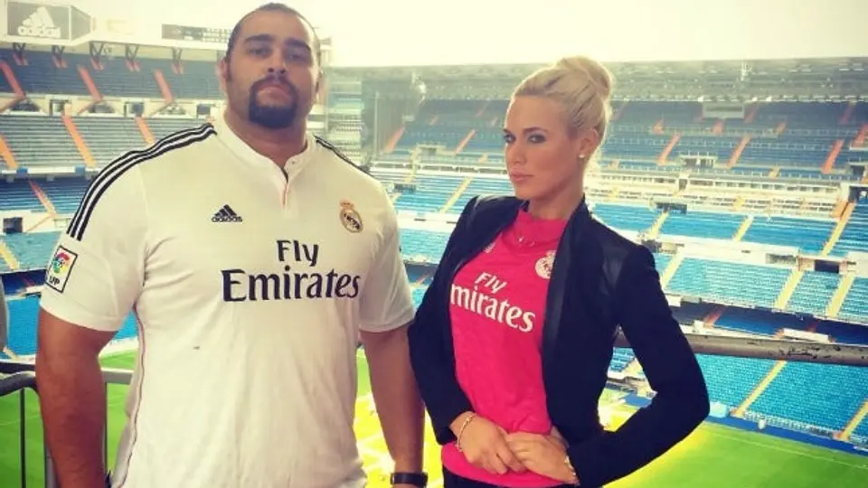 Estrellas de la WWE, Rusev y Lana visitan el Bernabéu