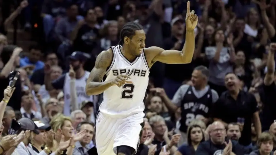 Spurs humilla a los Clippers y toma ventaja en la serie