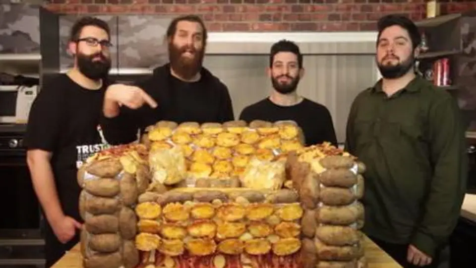Crean sillón de papas, queso y tocino: la mejor forma de ver el SB