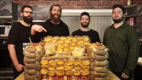 Crean sillón de papas, queso y tocino: la mejor forma de ver el SB