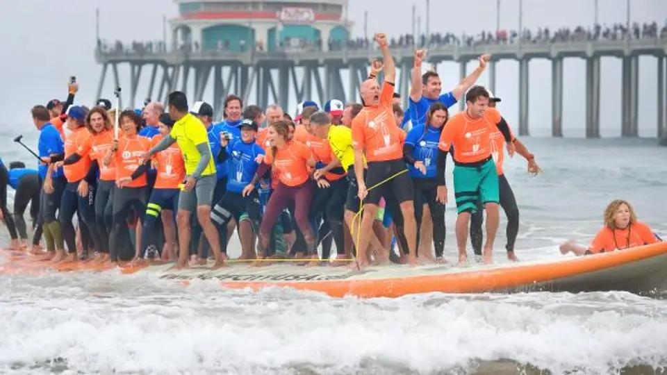 Imponen nuevo récord de más personas sobre una tabla de surf