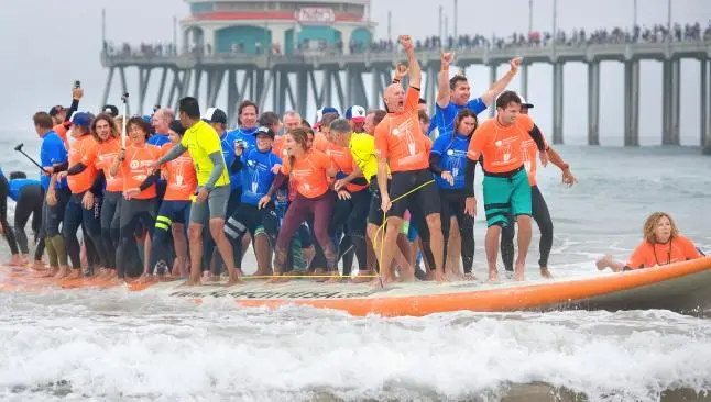 Imponen nuevo récord de más personas sobre una tabla de surf