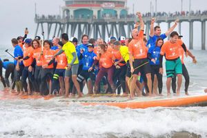 Imponen nuevo récord de más personas sobre una tabla de surf