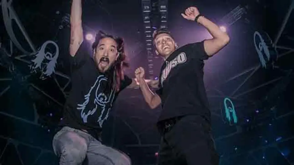 Mesut Özil se va de fiesta con Steve Aoki