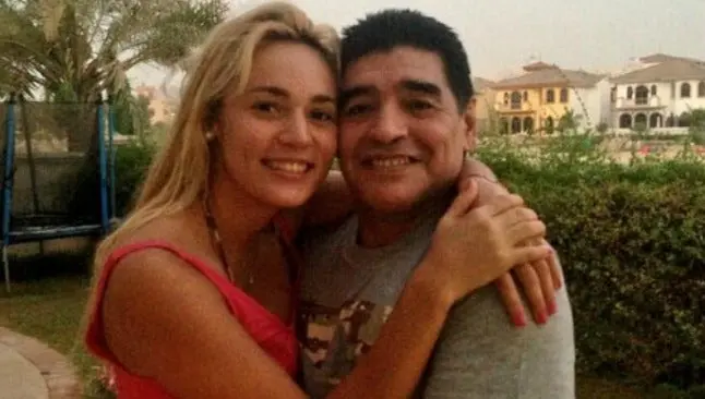 Maradona hace las paces con su novia con una 'serenata'