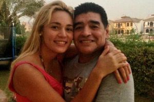 Maradona hace las paces con su novia con una 'serenata'