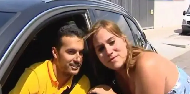 Pedro consuela a aficionada que llora por su posible salida del Barça