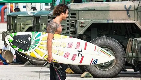 Surfean en tierra de nadie' entre las dos Coreas