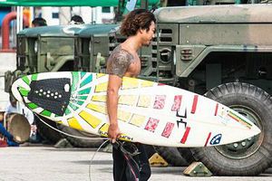 Surfean en tierra de nadie' entre las dos Coreas