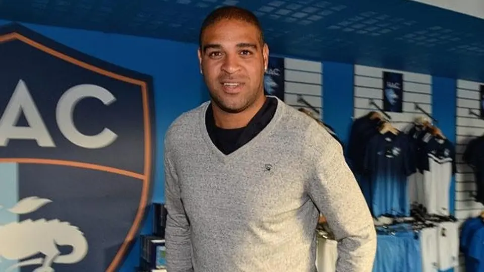 Adriano habría protagonizado fiesta con 18 prostitutas