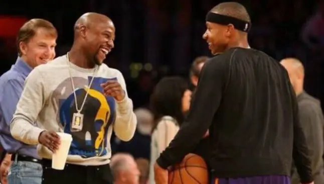 Mayweather regala lujoso carro a jugador de la NBA