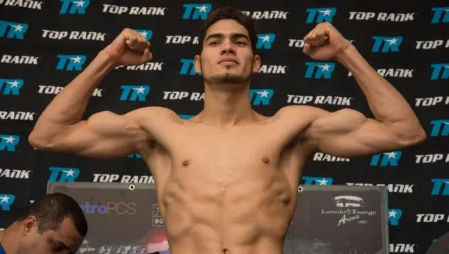 Gilberto Ramírez Sánchez, una promesa del boxeo nacional posa tras superar la báscula | ESPECIAL
