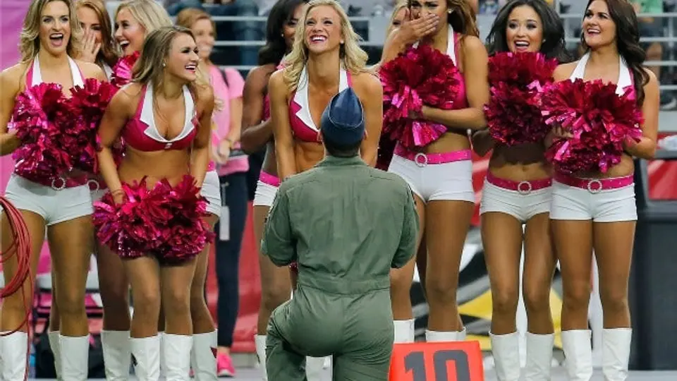 Aviador le pide matrimonio a porrista en pleno partido de NFL