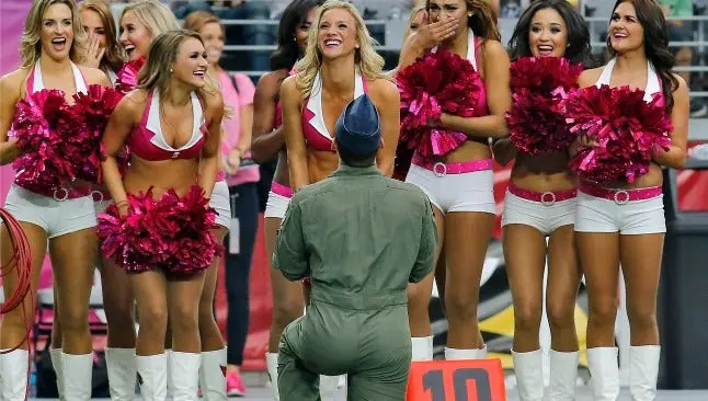 Aviador le pide matrimonio a porrista en pleno partido de NFL