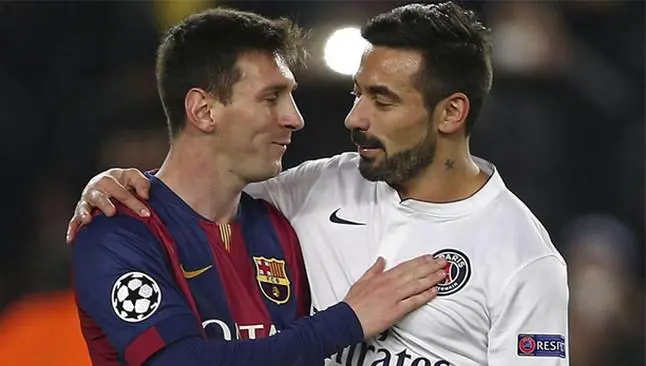 Messi y Lavezzi se abrazan tras el choque de Champions entre el PSG y el Barça | EFE