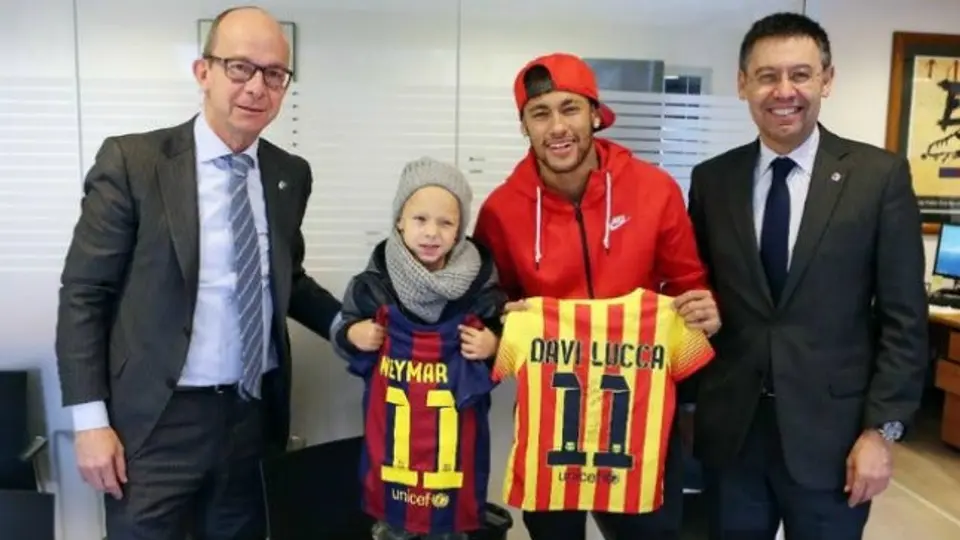Neymar y su hijo se hacen socios del Barça