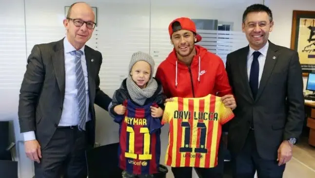 Neymar y su hijo se hacen socios del Barça