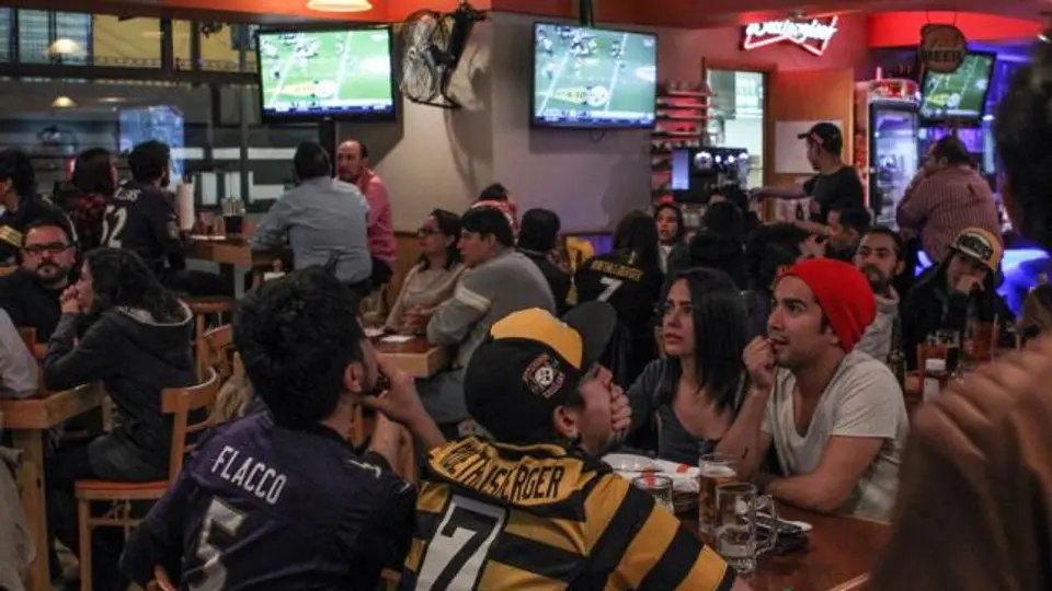 Aficionados viven el Cuervos-Acereros en restaurante