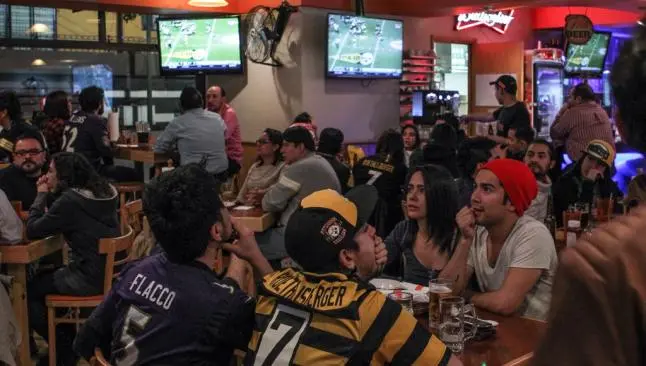 Aficionados viven el Cuervos-Acereros en restaurante