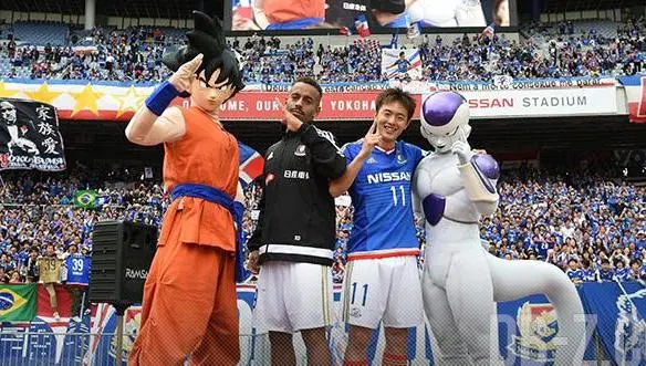 Goku y Freezer, fans de la Liga japonesa