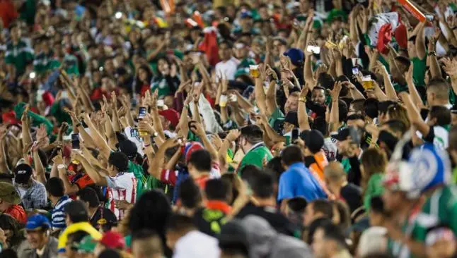 Aficionados haciendo la tradicional ola' en el Estadio
