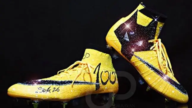 Jugador de los Wolves estrena zapatos con diamantes