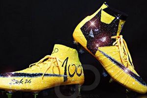 Jugador de los Wolves estrena zapatos con diamantes