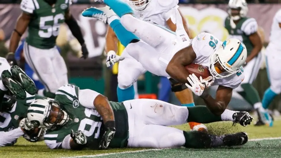 Delfines remonta ante Jets y está en zona de Playoffs