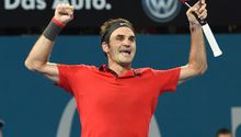 Federer llega a mil victorias al coronarse en Brisbane