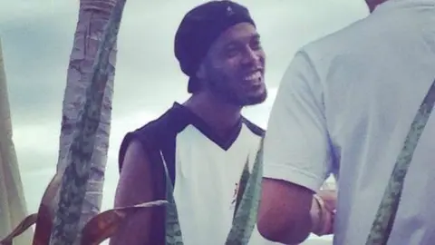 Ronaldinho se toma vacaciones en Cancún