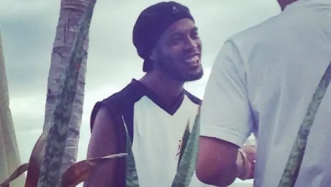 Ronaldinho se toma vacaciones en Cancún