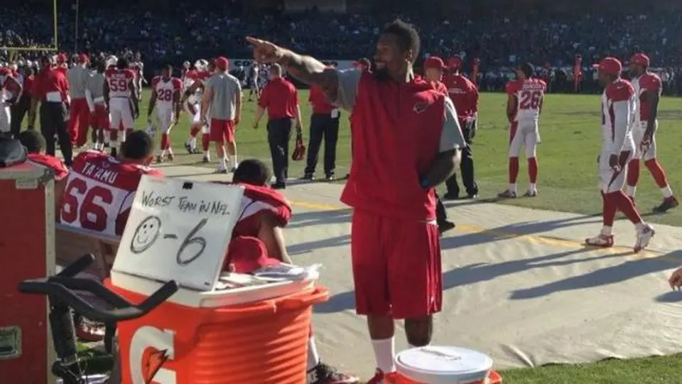 Jugador de Cardenales se burla de los Raiders