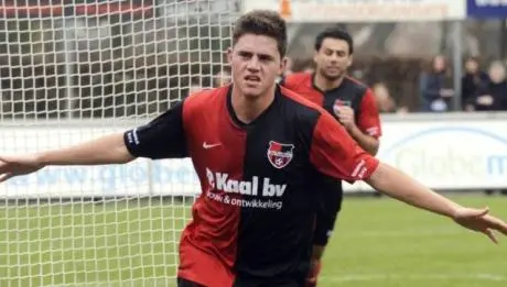 Santiago Palacios celebra un gol con el De Treffers | ESPECIAL
