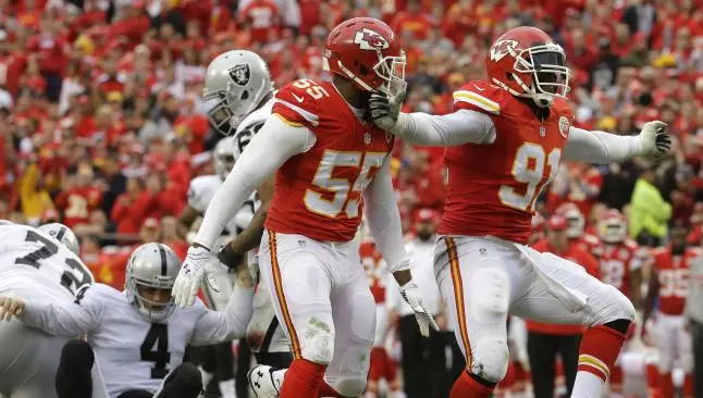 Kansas gana y se mantiene en la carrera por playoffs