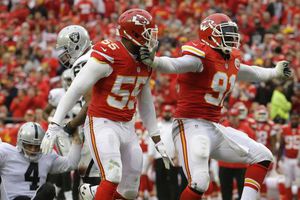 Kansas gana y se mantiene en la carrera por playoffs